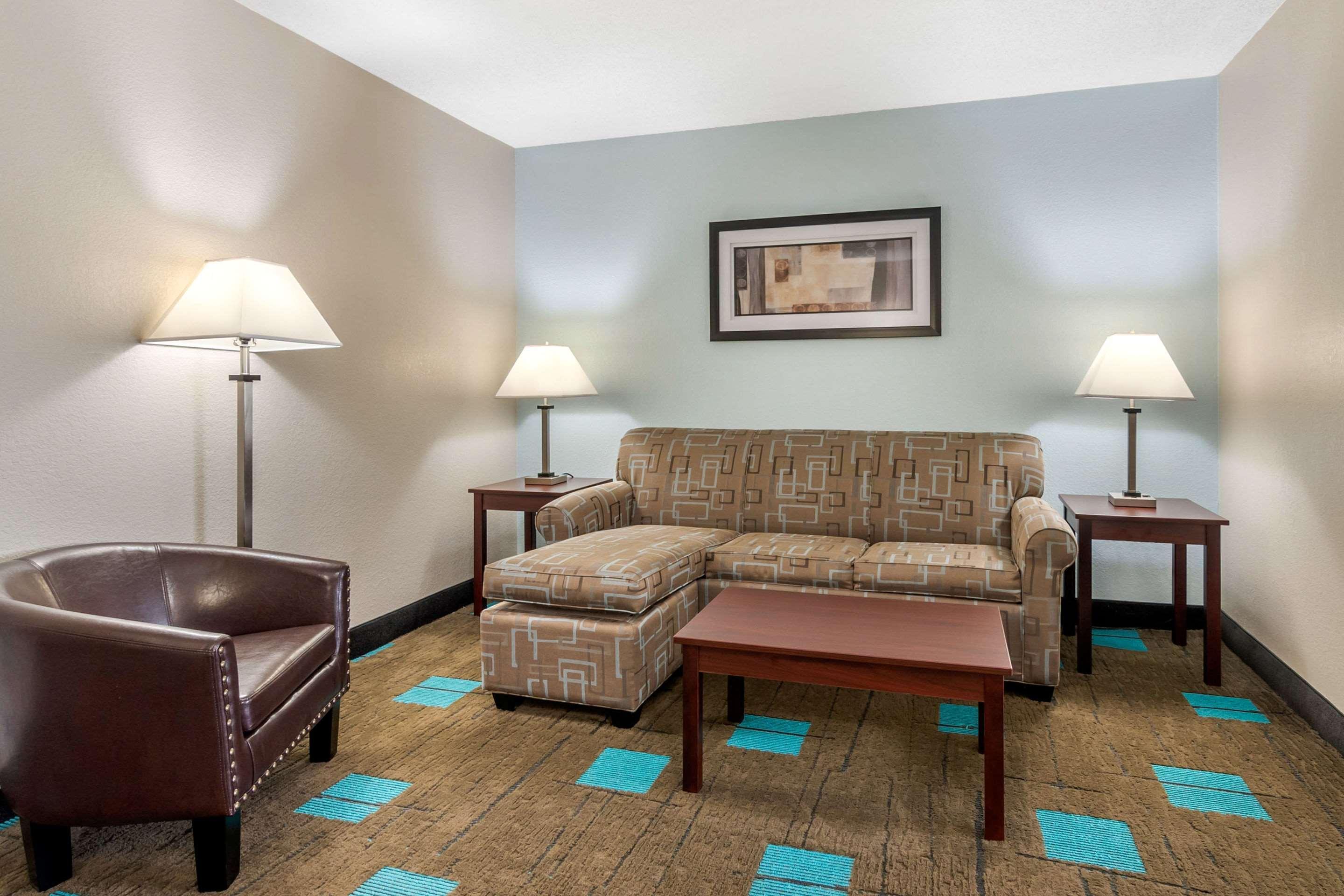 Quality Suites Kansas City International Airport Exterior foto