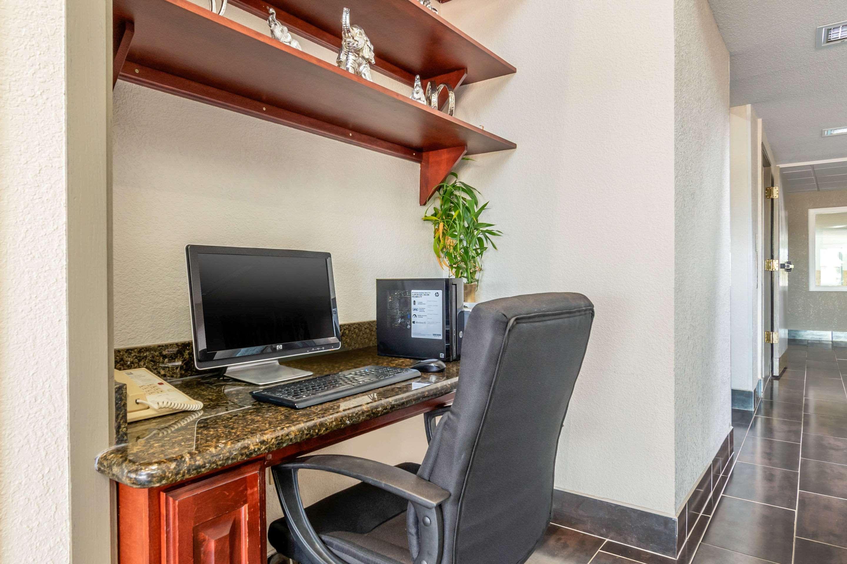Quality Suites Kansas City International Airport Exterior foto