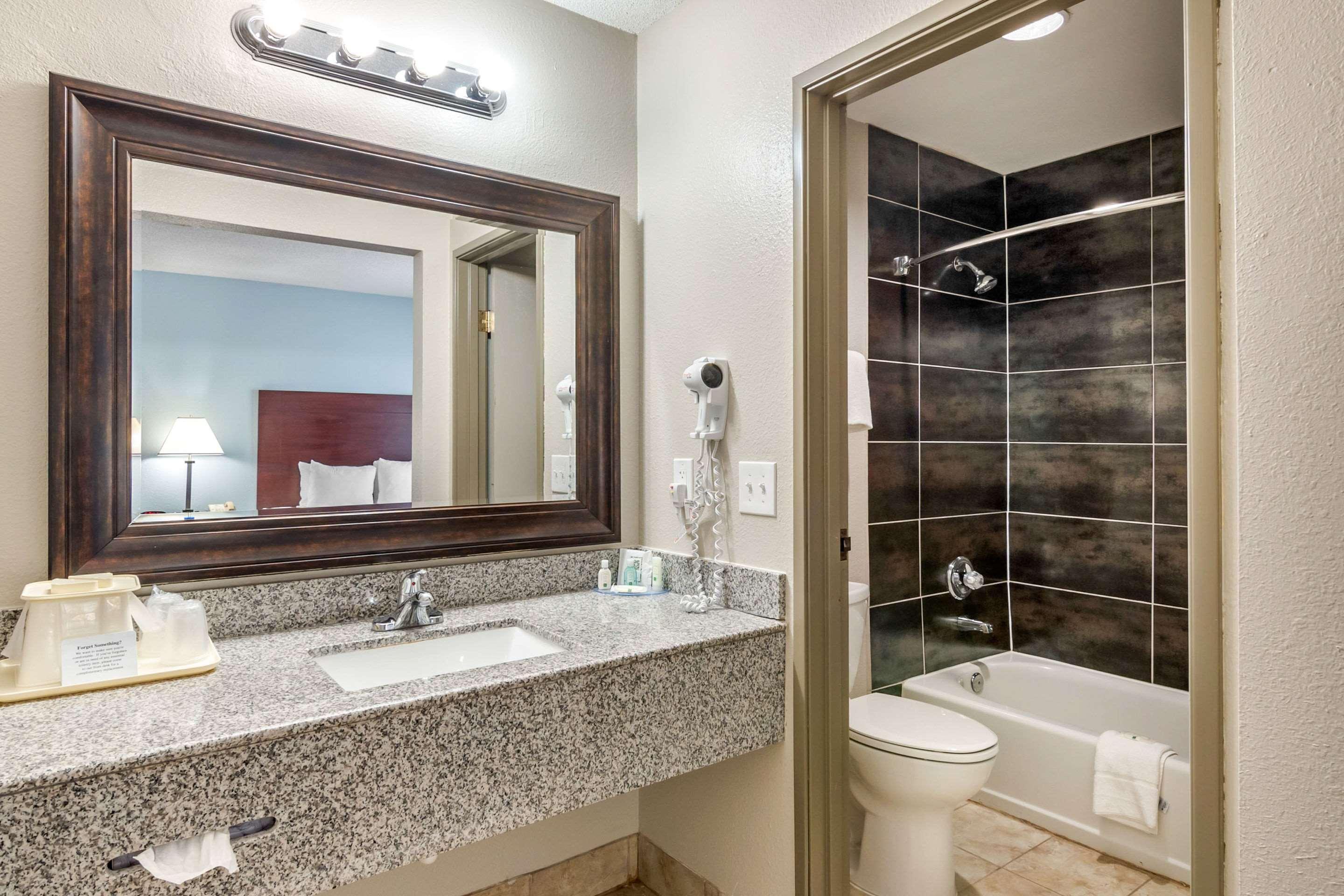 Quality Suites Kansas City International Airport Exterior foto