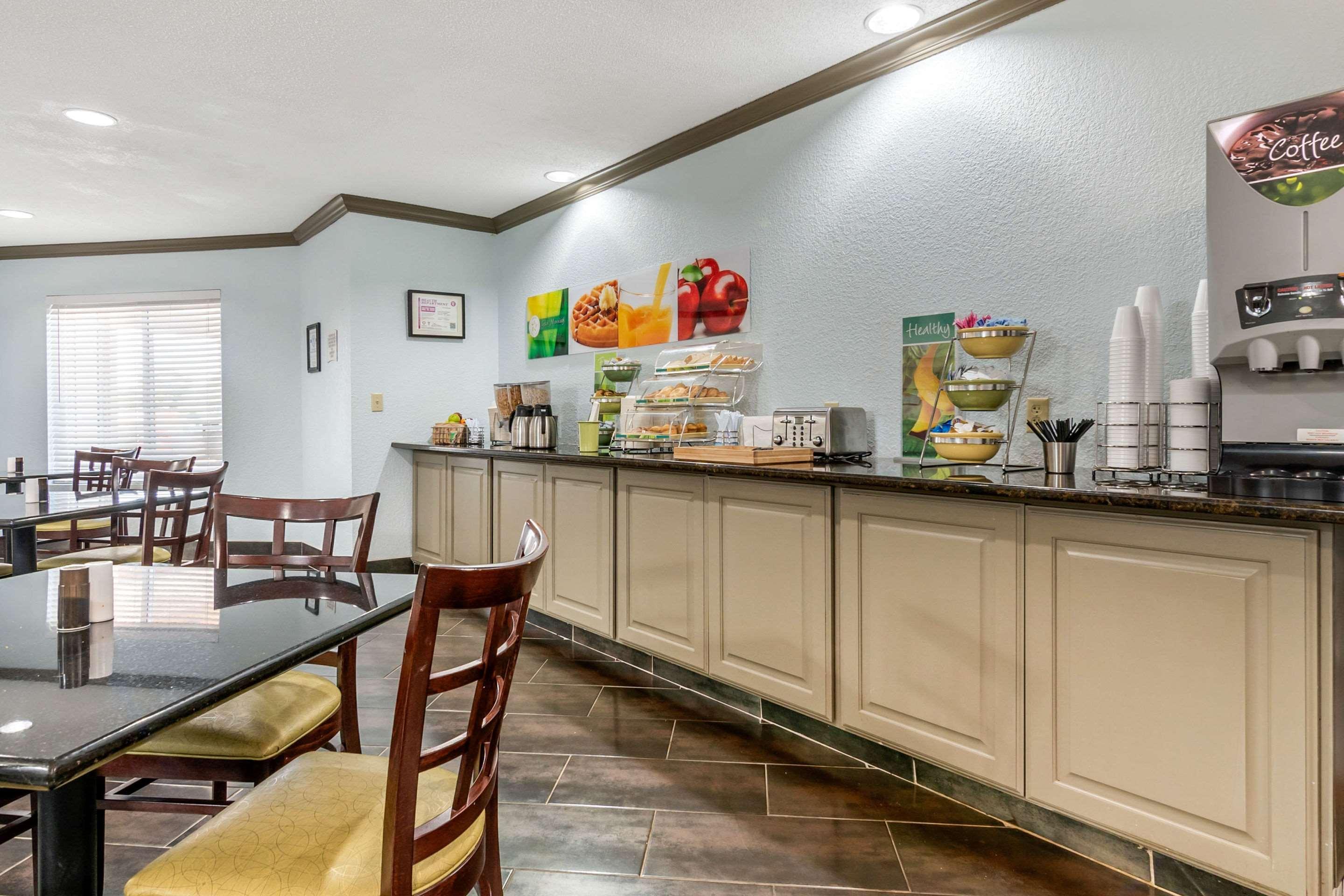 Quality Suites Kansas City International Airport Exterior foto