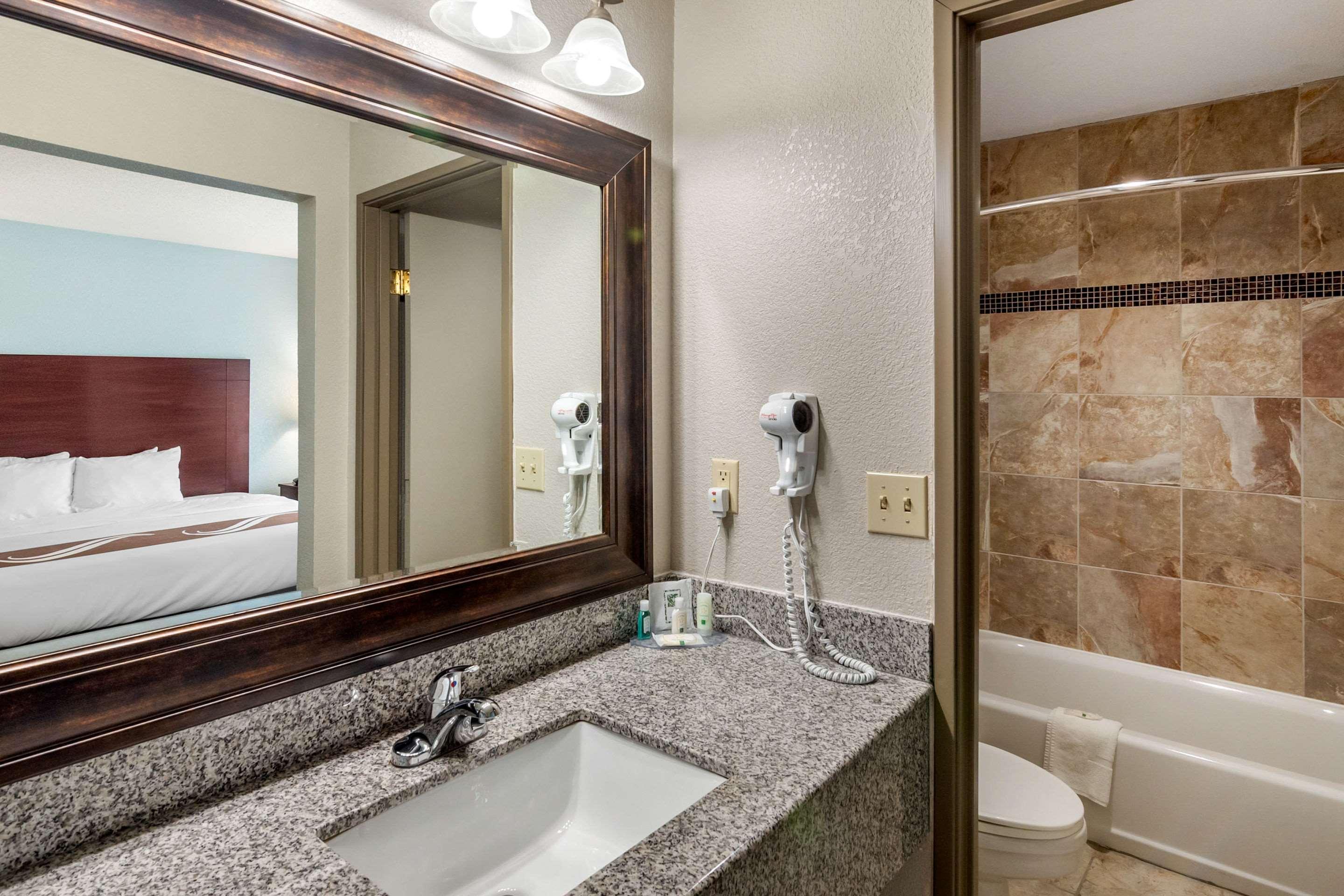 Quality Suites Kansas City International Airport Exterior foto