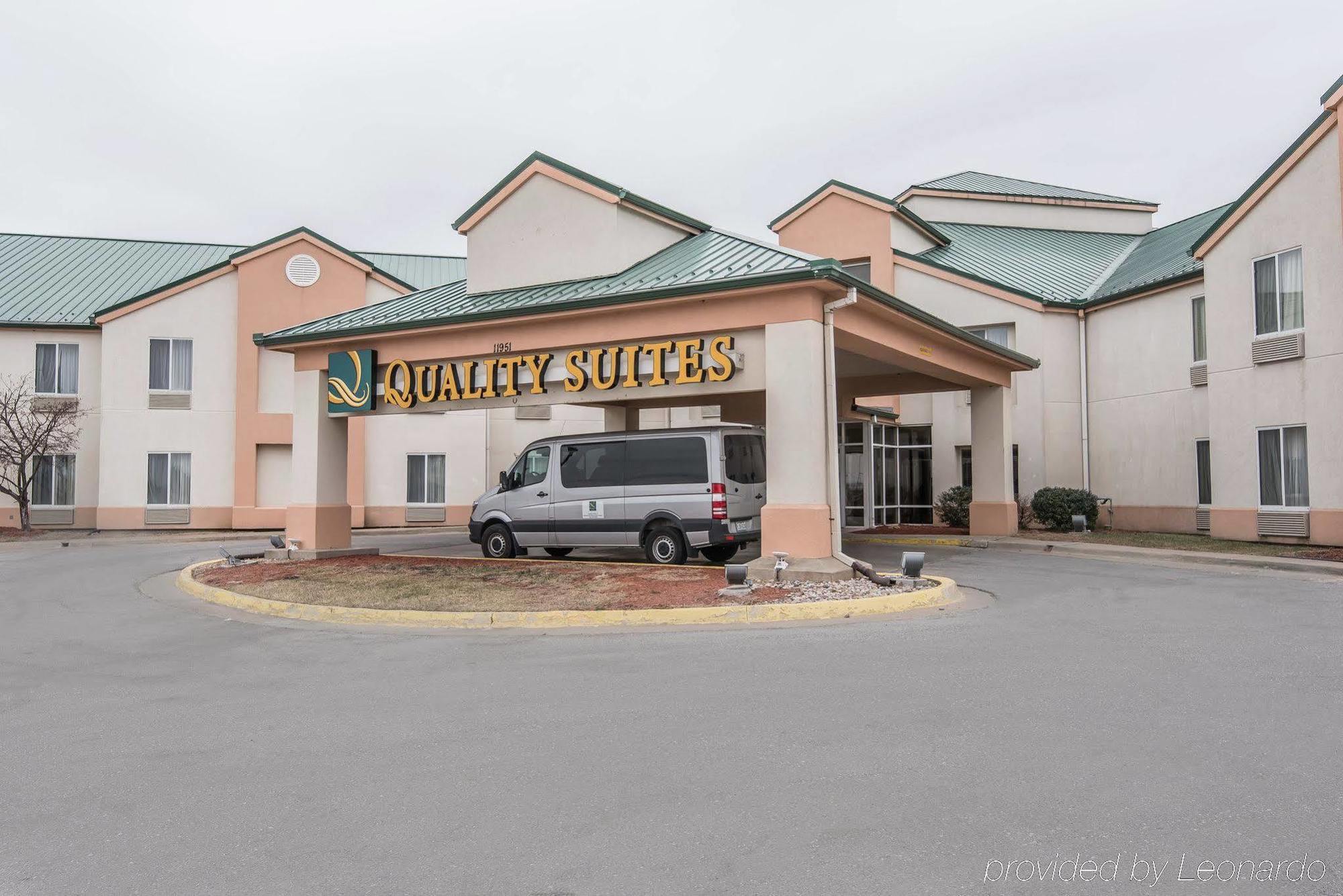 Quality Suites Kansas City International Airport Exterior foto